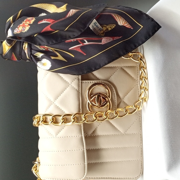 AUTHENTIC SALVATORE FERRAGAMO SCARF - Picture 7 of 12